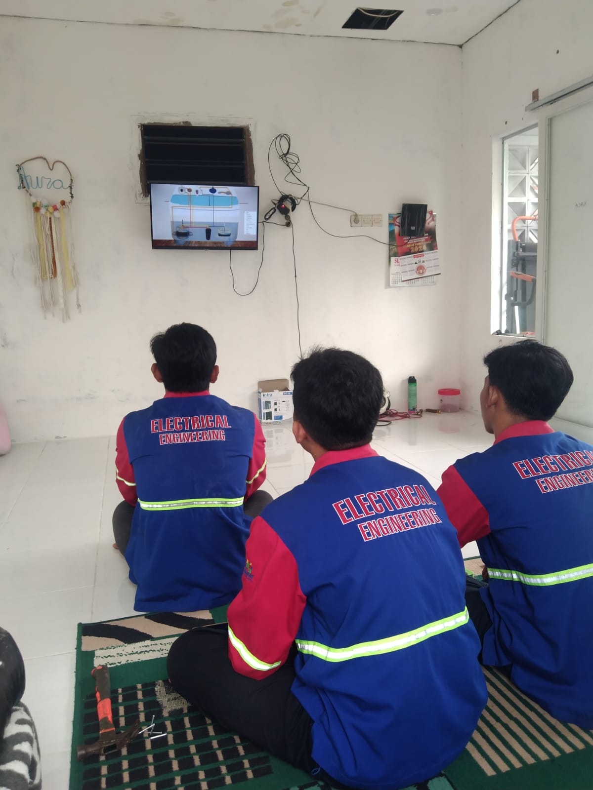 Tim HDB Airconds sedang meeting