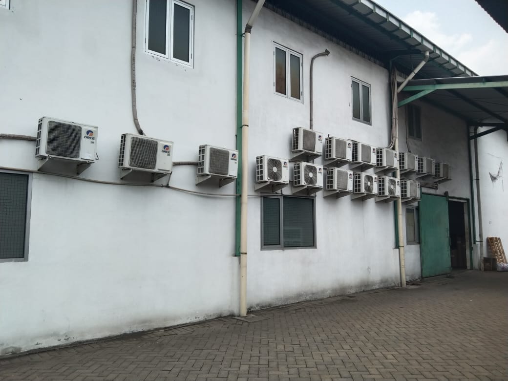 Teknisi berdiskusi dengan klien