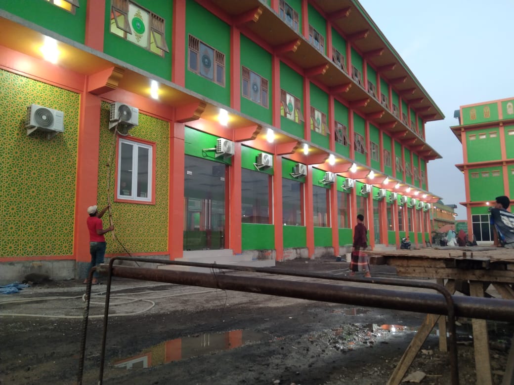 Teknisi membersihkan unit indoor