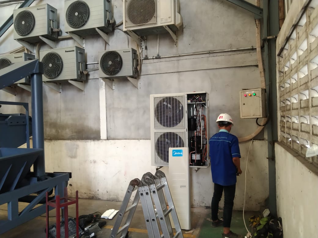 Teknisi servis unit outdoor