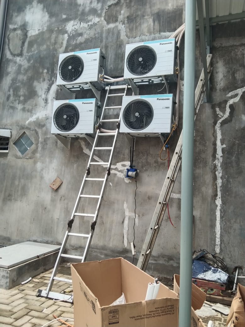 Teknisi HDB Airconds sedang instalasi AC