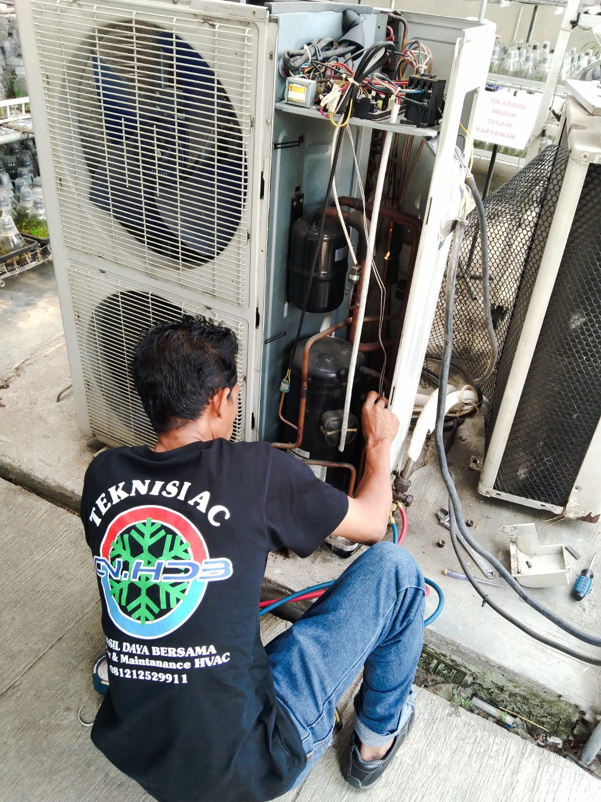 Teknisi HDB Airconds sedang perbaikan AC