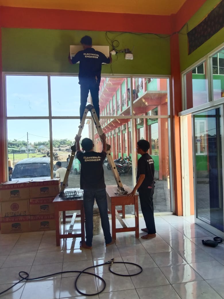 Teknisi instalasi AC